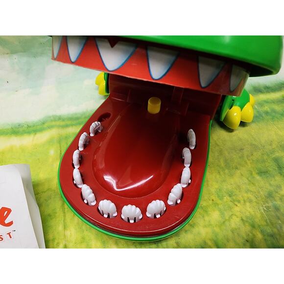 Vintage 1990 Crocodile Dentist Original Game 12 teeth, pliers, Rules MB - Picture 4 of 6